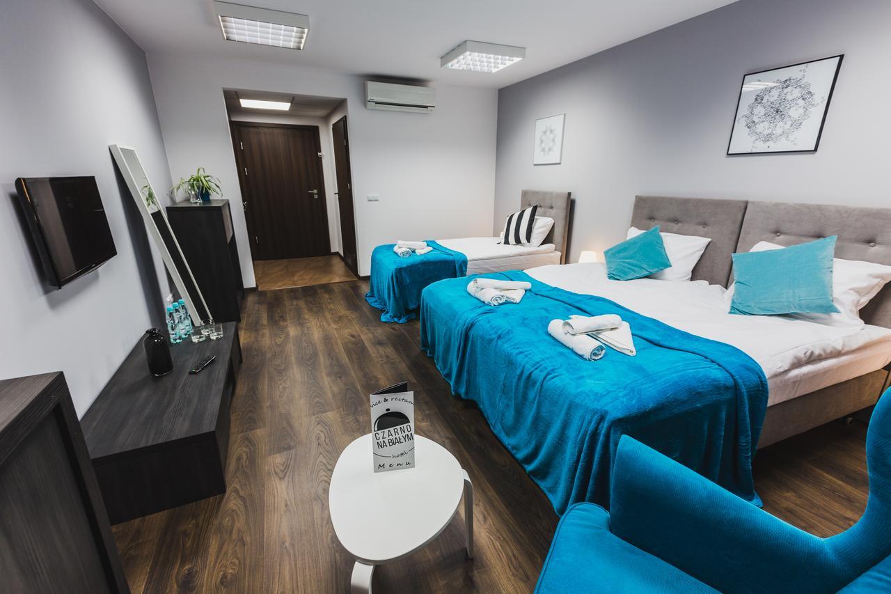 Czarno Na Bialym Otel Krasków Dış mekan fotoğraf