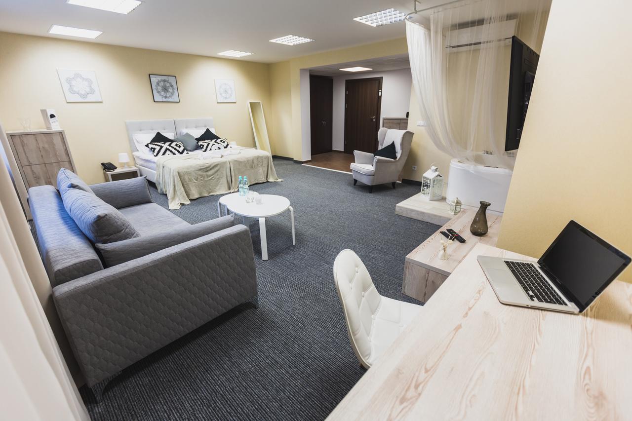 Czarno Na Bialym Otel Krasków Dış mekan fotoğraf
