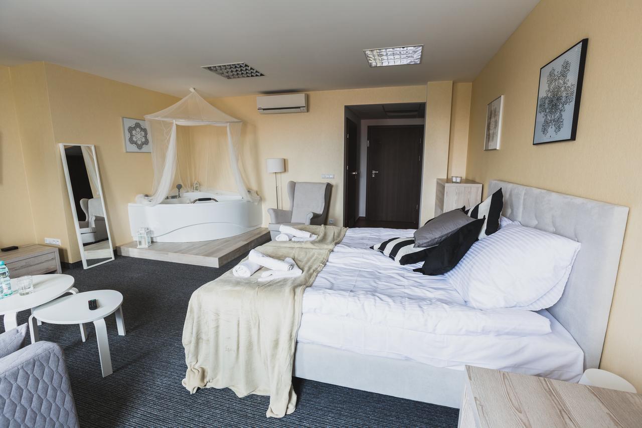 Czarno Na Bialym Otel Krasków Dış mekan fotoğraf