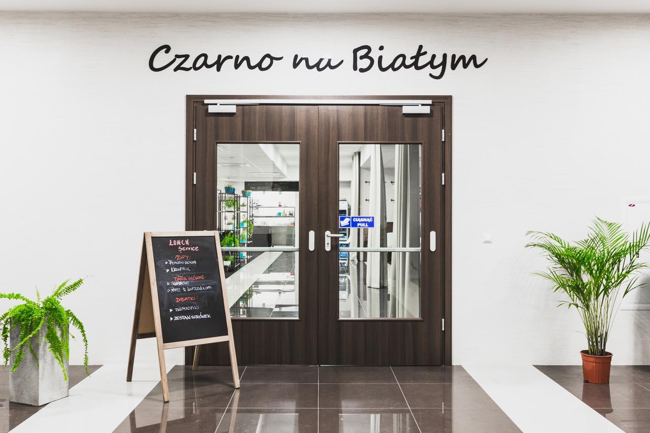 Czarno Na Bialym Otel Krasków Dış mekan fotoğraf