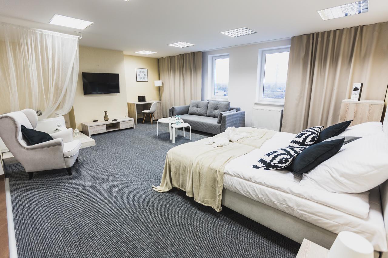 Czarno Na Bialym Otel Krasków Dış mekan fotoğraf