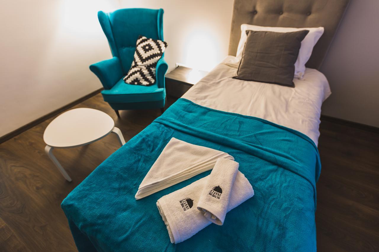 Czarno Na Bialym Otel Krasków Dış mekan fotoğraf