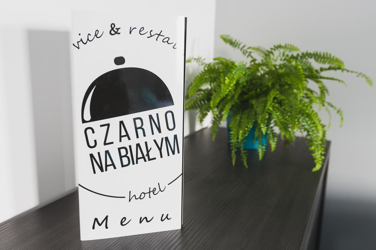 Czarno Na Bialym Otel Krasków Dış mekan fotoğraf