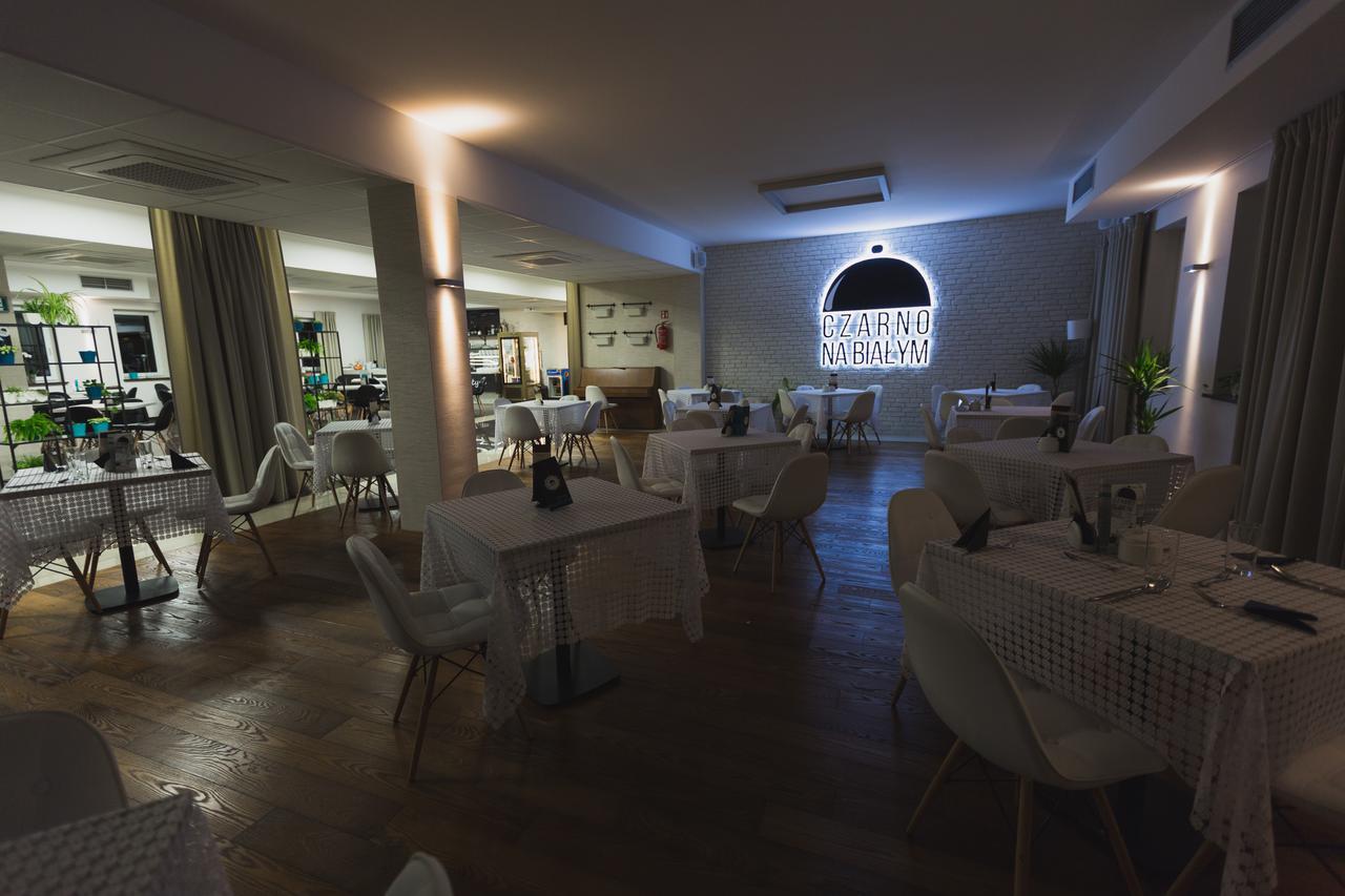 Czarno Na Bialym Otel Krasków Dış mekan fotoğraf