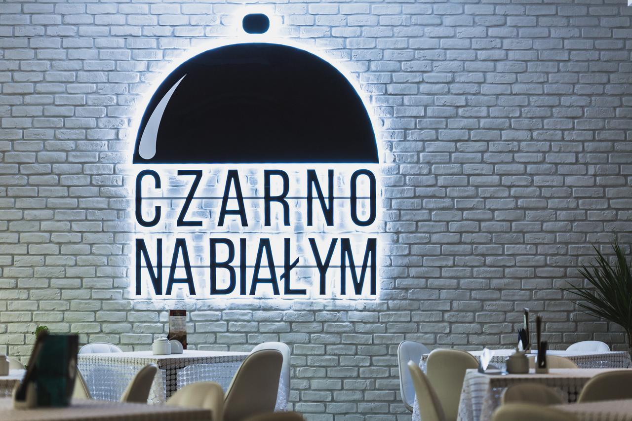 Czarno Na Bialym Otel Krasków Dış mekan fotoğraf