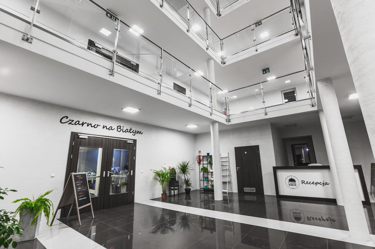Czarno Na Bialym Otel Krasków Dış mekan fotoğraf