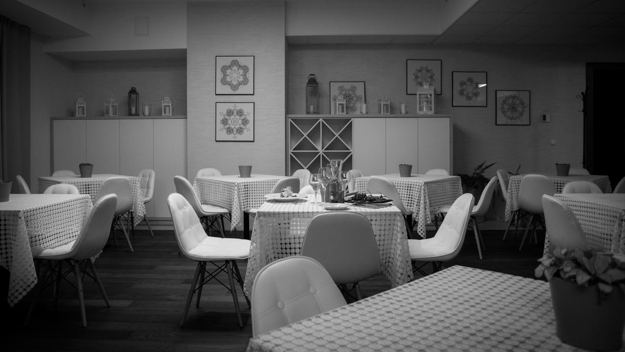 Czarno Na Bialym Otel Krasków Dış mekan fotoğraf