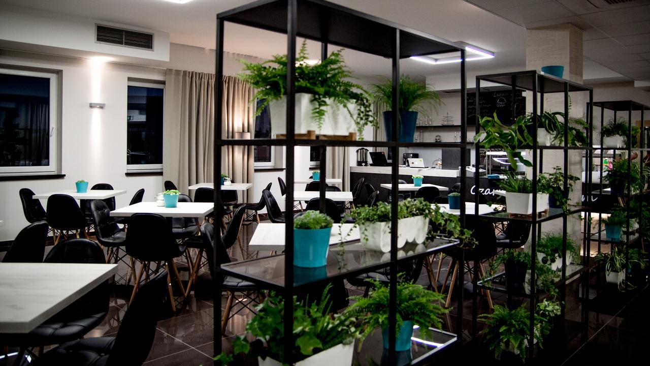 Czarno Na Bialym Otel Krasków Dış mekan fotoğraf